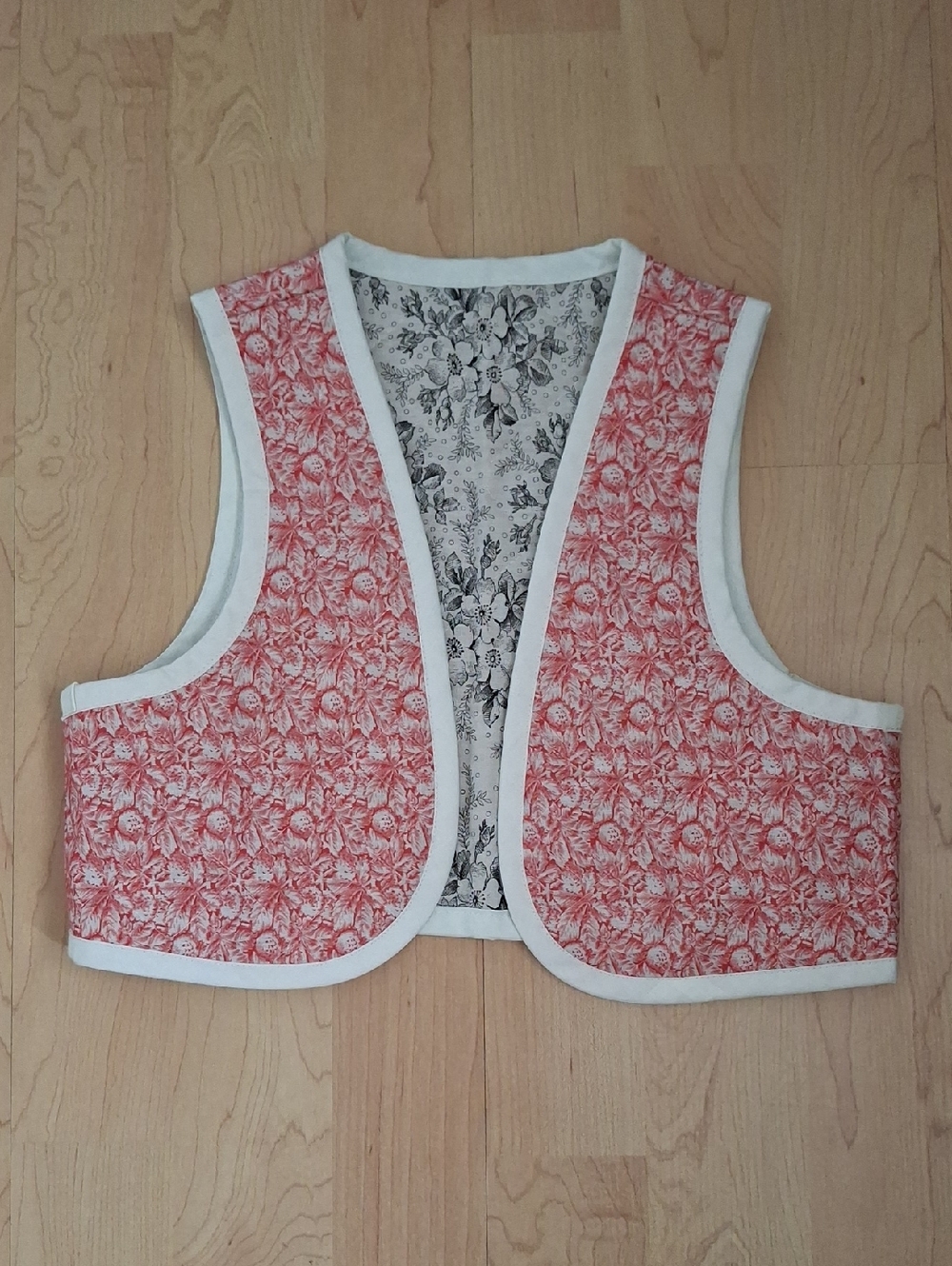 Vintage Girls Floral Red Quilted Cropped Vest w/White Trim Approx Sz 6